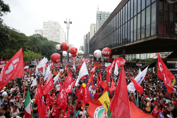 É preciso lutar contra as instituições para libertar Lula