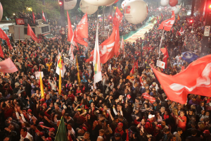 Todos a Curitiba! Formar caravanas, formar comitês, lutar contra o golpe