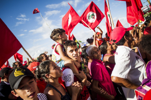 Tiros à caravana de Lula: para derrotar o golpe é preciso enterrar o pacifismo de uma vez por todas