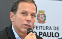 João Doria anuncia 'parceria' da prefeitura de São Paulo com farmacêuticas, em fevereiro. Doações vieram com alto índice de produtos já sem padrões para distribuição à população