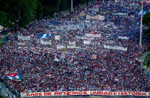 Presidem Raúl Castro e Díaz-Canel desfile pelo 1 de Maio em Havana