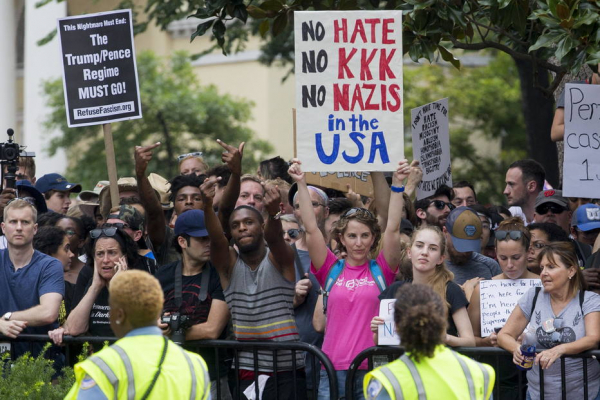 Atos antifascistas vencem neonazistas nos EUA