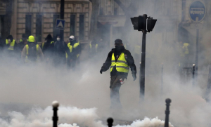 ‘Coletes amarelos’ organizam protesto contra doações à Notre-Dame