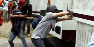 protesto violento da oposição faz parte da tentativa de derrubar o governo com influências externas