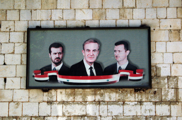Hafez al-Assad (centro), pai de Bashar al-Assad (direita)