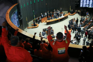 Mudança na lei foi aprovada na Câmara dos Deputados sob protestos de petroleiros