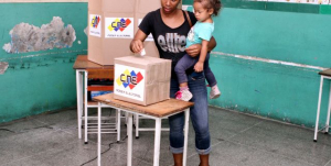 Candidatos bolivarianos conquistaram 18 dos 23 governos estaduais nas eleições do último domingo na Venezuela
