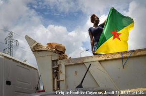 Mulher levantando a bandeira da Guiana Francesa. Esta foi uma das fotos símbolo da Greve Geral.