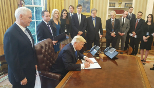 Em seus primeiros dias como presidente, Trump assinou vários decretos, entre os quais o da construção de um muro na fronteira com o México