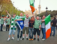 Torcedor do Celtic com a bandeira da Catalunha, em Barcelona, 2012