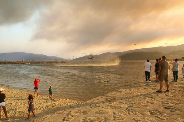 Helicóptero capta água para atender incêndio em Ponte Sam Paio.