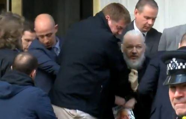 Assange foi preso por disseminar a verdade em massa