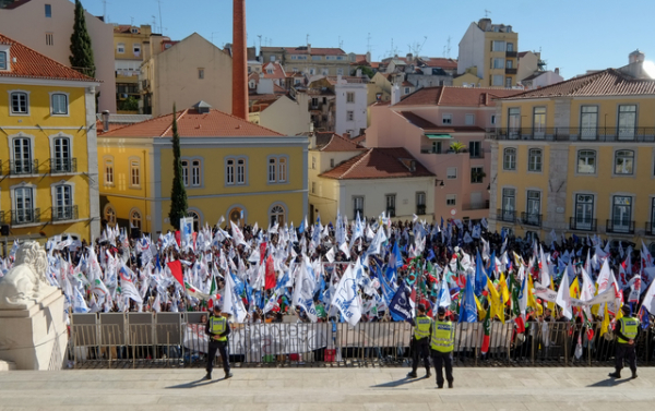 Portugal: Milhares de docentes reclamam direitos laborais em frente à Assembleia da República
