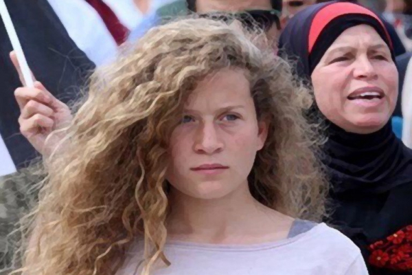 Adolescente ícone da resistência palestina deixa a prisão