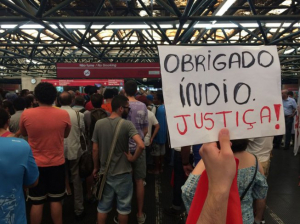 Manifestantes protestam por justiça para ambulante assassinado por defender LGBT