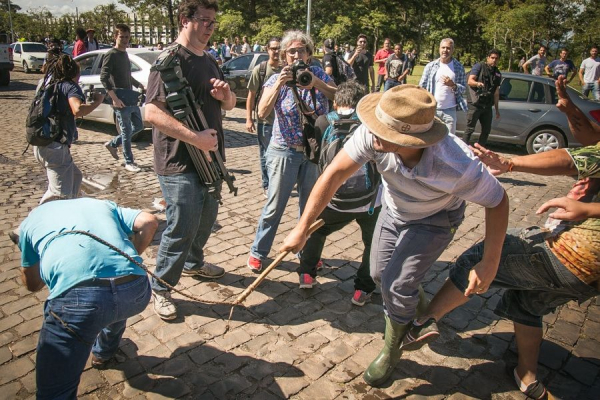 Fascista ataca com chicotada apoiador de Lula, em evento do ex-presidente na cidade de Santa Maria (Rio Grande do Sul)