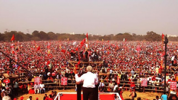 Um milhom na concentraçom do Partido Comunista – Marxista da Índia, em Calcutá