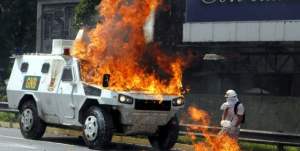 Manifestante opositor queima veículo da Guarda Nacional Bolivariana