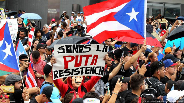 Manifestantes celebram renúncia de governador em Porto Rico