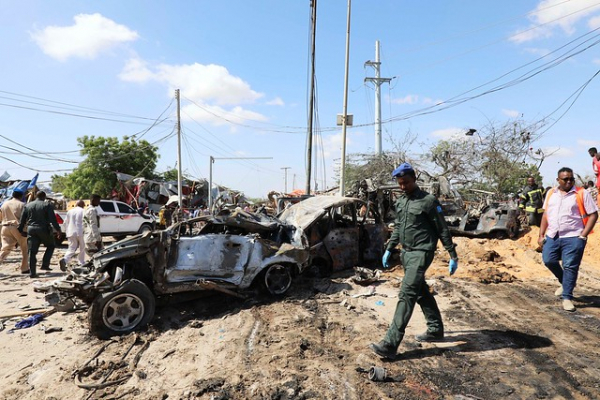 Ao menos 90 pessoas morrem e 90 ficam feridos em atentado a bomba atribuído à filial da Al Qaeda na Somália