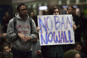 Protestos contra política de imigração de Trump que discrimina pessoas procedentes de 7 países do Médio Oriente