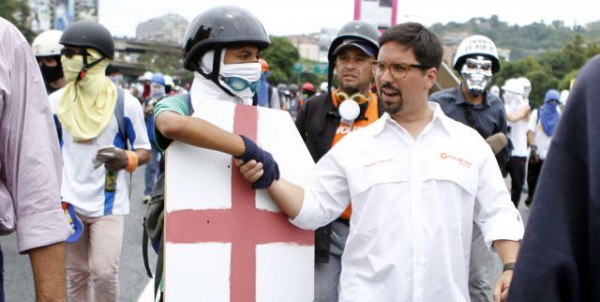 Deputado opositor Freddy Guevara em meio a manifestantes violentos