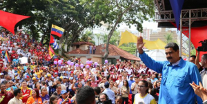 No mesmo dia da saída da Venezuela da OEA, milhares de jovens se concentraram junto com Maduro para repudiar as ações opositoras