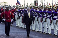 Secretário de Defesa dos EUA, James Mattis, passa em revista as tropas brasileiras, durante encontro com o ministro da Defesa do Brasil, Joaquim Silva e Luna