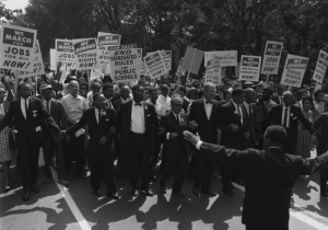 1963: Marcha pelos Empregos e a Liberdade em Washington, combinou demandas económicas e de justiça racial. 