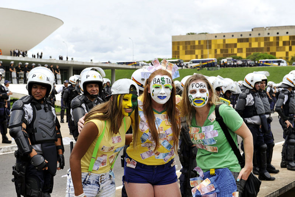 Protestos convocados por Vem Pra Rua em 2015 para derrubar Dilma Rousseff em favor do golpismo.