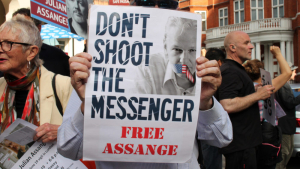 John Pilger: O processo de extradição de Julian Assange é ‘uma charada’