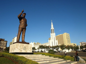 Na Praça da Independência, em Maputo, capital de Moçambique, estátua homenageia o primeiro presidente moçambicano, Samora Machel