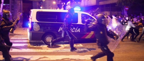 Polícia “democrática” espanhola imporá multas de até 30 mil euros contra 400 manifestantes pacíficos