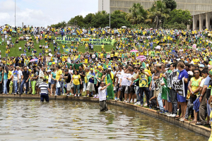 Manifestação da direita em Brasília, em 2016, pedindo golpe contra Dilma Rousseff.
