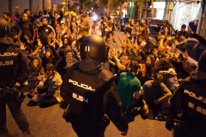 Polícia prepara-se para atacar manifestantes pacíficos nas ruas de Compostela, neste 10 de junho