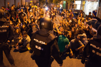 Polícia prepara-se para atacar manifestantes pacíficos nas ruas de Compostela, neste 10 de junho