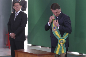 Em menos de 24 horas, Bolsonaro toma 17 medidas que colocam em risco o povo brasileiro e a soberania nacional