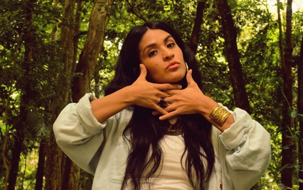 Invisibilidade feminina no rap será combatida com união das mulheres, diz Brisa Flow