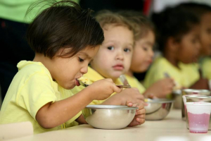 Mais de 4 milhões de estudantes na Venezuela são atendidos por programa de alimentação escolar
