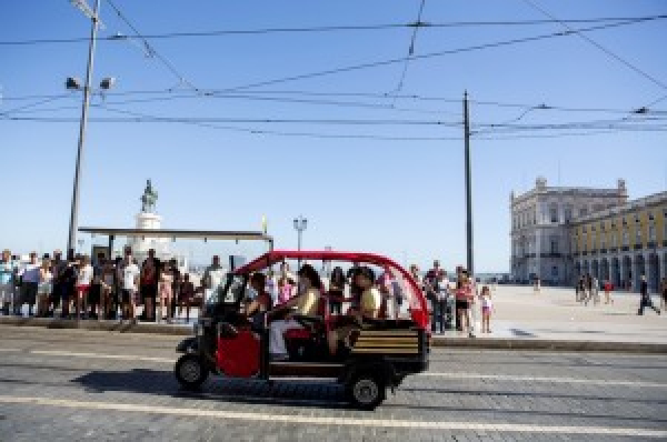 Turismo em alta em Portugal mas com baixos salários e precariedade