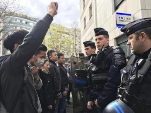 Manifestações em Paris contra a violência policial e a perseguição às minorias étnicas