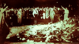 Grande queima de livros realizada pelos nazistas em 1933.