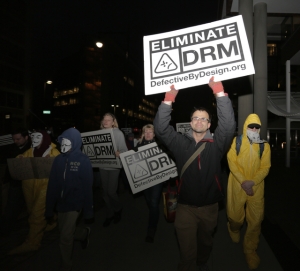 Protesto no passado Março, em frente a um encontro da W3C
