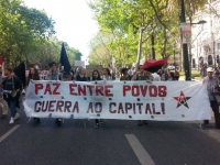 Descrição das imagens: AIT-SP, CEL_Lisboa, e Jacobichas com as faixas “Paz entre povos, guerra ao capital!”, “Contra a exploração capitalista, pela igualdade social. Unidos e auto-organizados, nós damos-lhes a ‘crise'”, e “Fora dos armários e dos mercados, lutando na rua”.