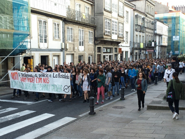 Centenas de pessoas voltam às ruas de Compostela em solidariedade com o Centro Social despejado pola polícia