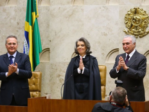 Cármen Lúcia ao lado de Renan Calheiros, presidente do Senado, e do presidente Michel Temer 