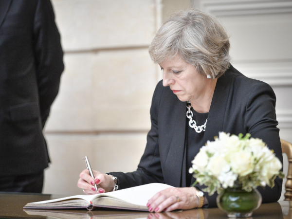 Primeira-ministra Theresa May antecipa eleições no Reino Unido para 8 de junho