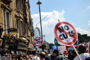 Manifestantes protestam em Londres contra cortes no sistema público de saúde