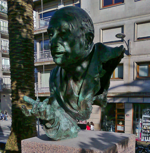 Estátua na capital galega a Ricardo Carvalho Calero, um dos referentes do reintegracionismo