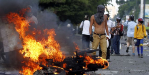 Dirigentes da oposição venezuelana admitem participação de menores em grupos violentos